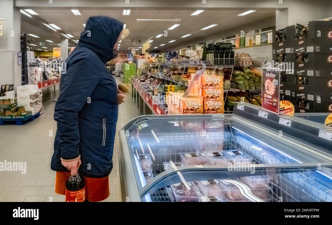 Hamburg, Germany. 05th Feb, 2024. A customer stands in front of a freezer cabinet in a German Netto discount store owned by the Danish Salling Group. Credit: Markus Scholz/dpa/Alamy Live News Stock Photo