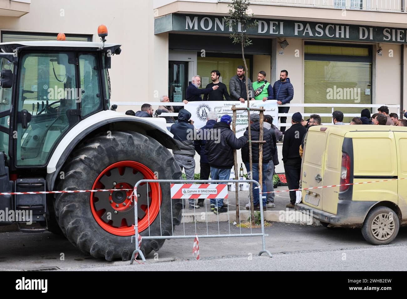 Farmers deliver their product, fruit and vegetables, to a bank for a bill of exchange, during the demonstration in Grazzanise, to protest against the 'Green Deal' initiatives, approved by the European Commission. Stock Photo