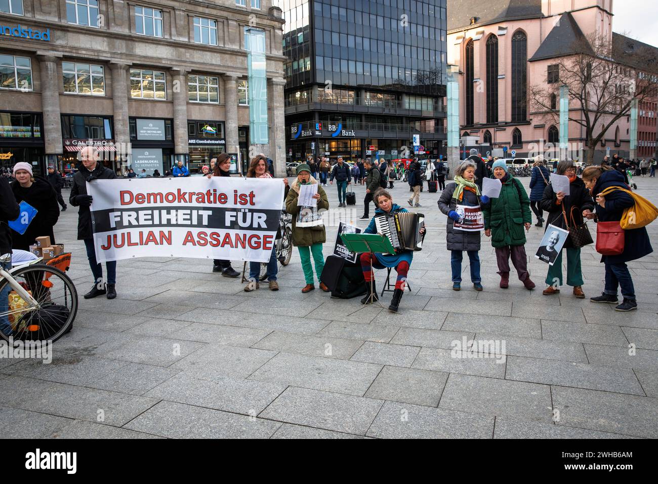 people demonstrate for the freedom of Julian Assange at the station square, Cologne, Germany, February 2, 2024. Menschen demonstrieren am 2. Februar 2 Stock Photo