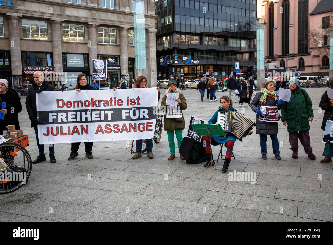 people demonstrate for the freedom of Julian Assange at the station square, Cologne, Germany, February 2, 2024. Menschen demonstrieren am 2. Februar 2 Stock Photo
