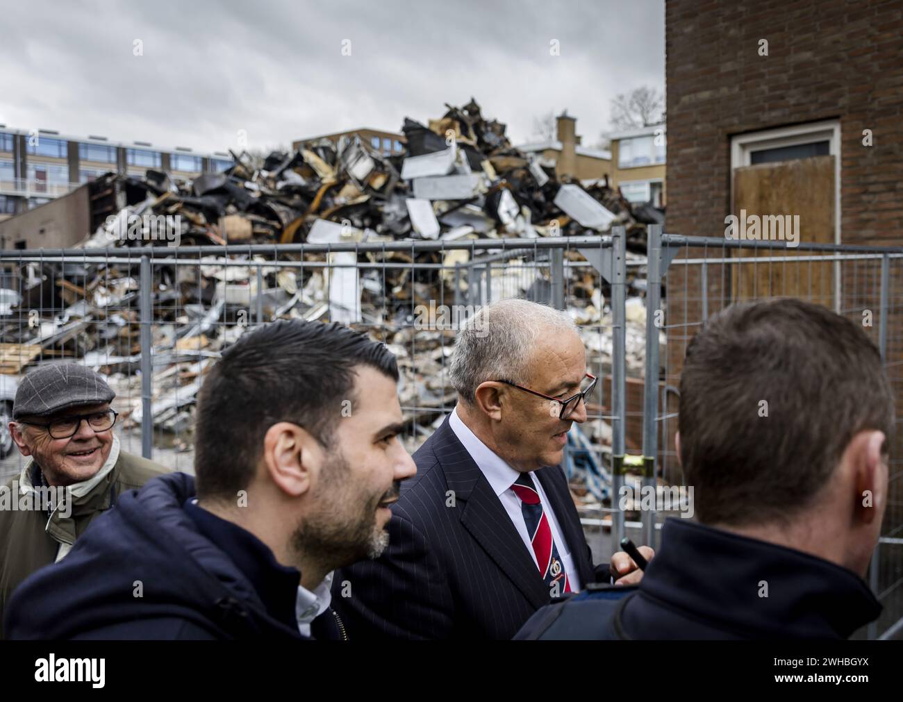 ROTTERDAM - Mayor Ahmed Aboutaleb takes a look at the apartment ...