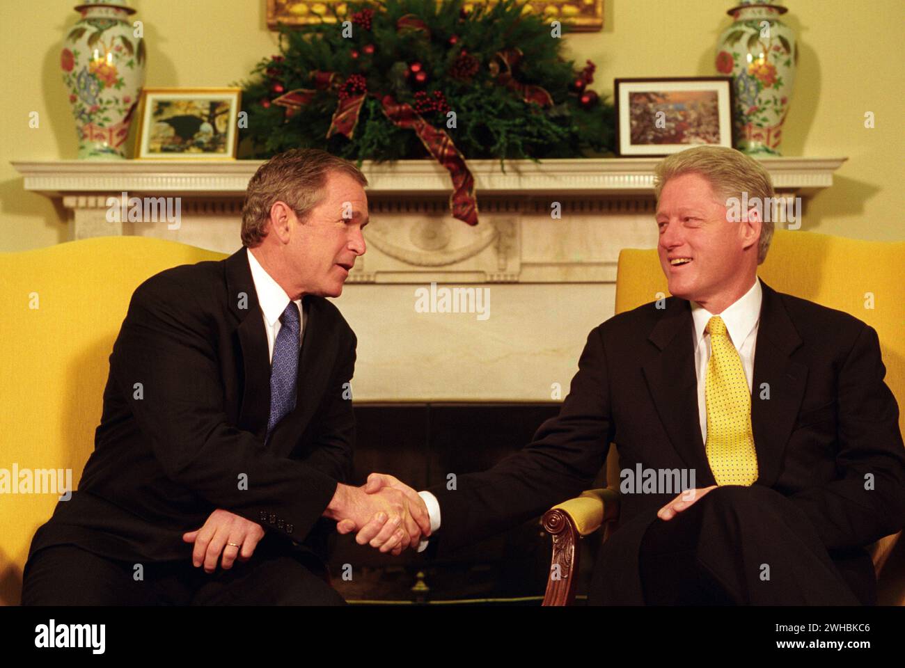 President Bill Clinton and President-Elect George W. Bush shake hands during their meeting in the Oval Office Stock Photo