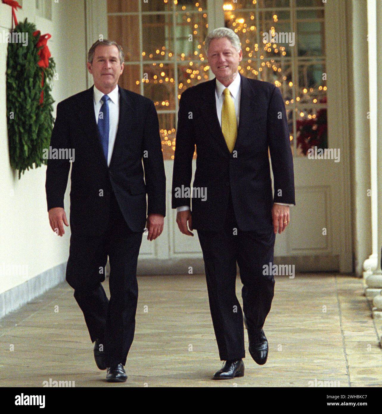 President Bill Clinton and President-Elect George W. Bush walk along the White House colonnade to the Oval Office Stock Photo