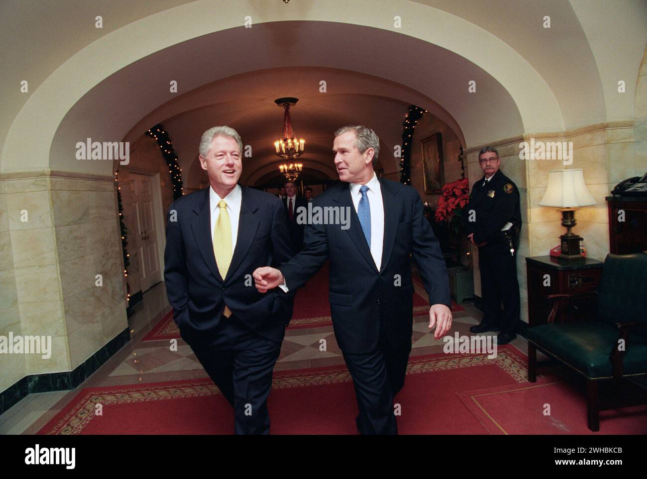President Bill Clinton and President-Elect George W. Bush walk through the White House, Dec 2000 Stock Photo