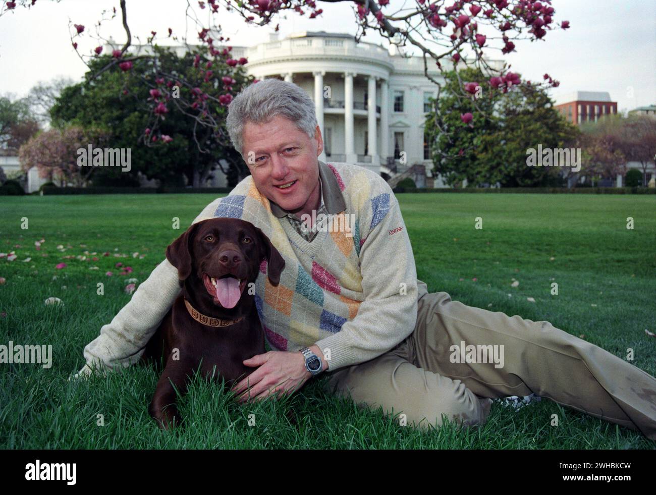 President Bill Clinton poses with his dog Buddy for a portrait photo on The White House South Lawn, 1999 Stock Photo