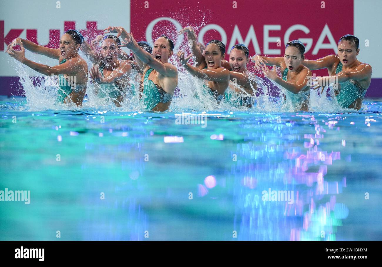 (240209) -- DOHA, Feb. 9, 2024 (Xinhua) -- Team the United States perform during the final of team free of artistic swimming at the World Aquatics Championships in Doha, Qatar, Feb. 9, 2024. (Xinhua/Xue Yuge) Stock Photo