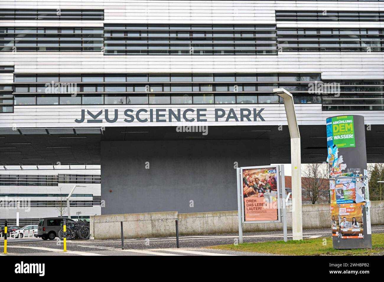 JKU Linz, Science Park 09.02.2024, Johannes Kepler Universitaet Linz, AUT, JKU, Gelaende, im Bild JKU Linz, Science Park, Campus, Technologie, hoch-modernes und architektonisch spektakulaeres Campus-Zentrum, Mechatronik, Kuenstliche Intelligenz, Digitalisierung, Mathematik, Forschung, Entwicklung Oberoesterreich *** JKU Linz, Science Park 09 02 2024, Johannes Kepler University of Linz, AUT, JKU, grounds, in the picture JKU Linz, Science Park, campus, technology, highly modern and architecturally spectacular campus center, mechatronics, artificial intelligence, digitization, mathematics, resear Stock Photo