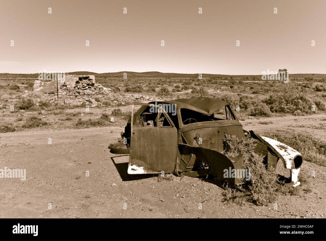 Old car in the desert Stock Photo - Alamy