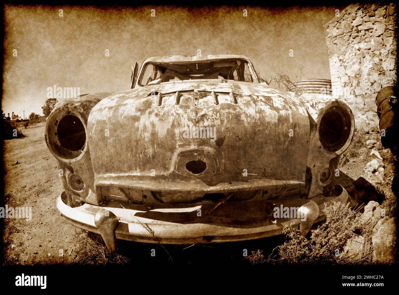 Old car in the desert Stock Photo - Alamy