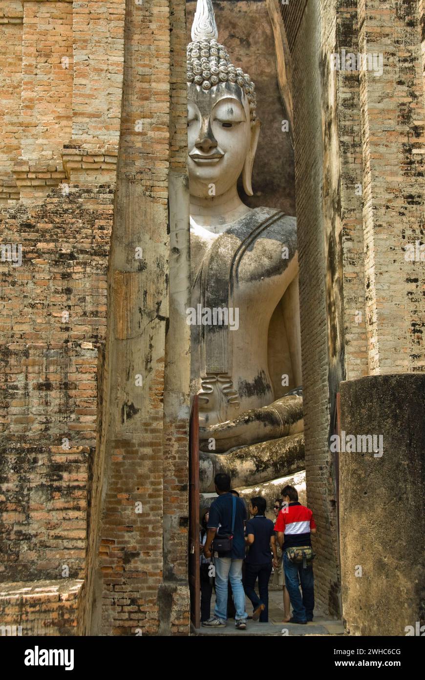 Buddhafigur in the thai temple Wat Si Chum in the ancient kingresidence of Sukhothai Stock Photo