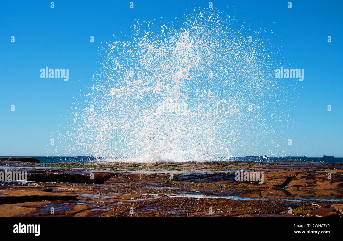 Ocean waves hitting rocks hi-res stock photography and images - Alamy
