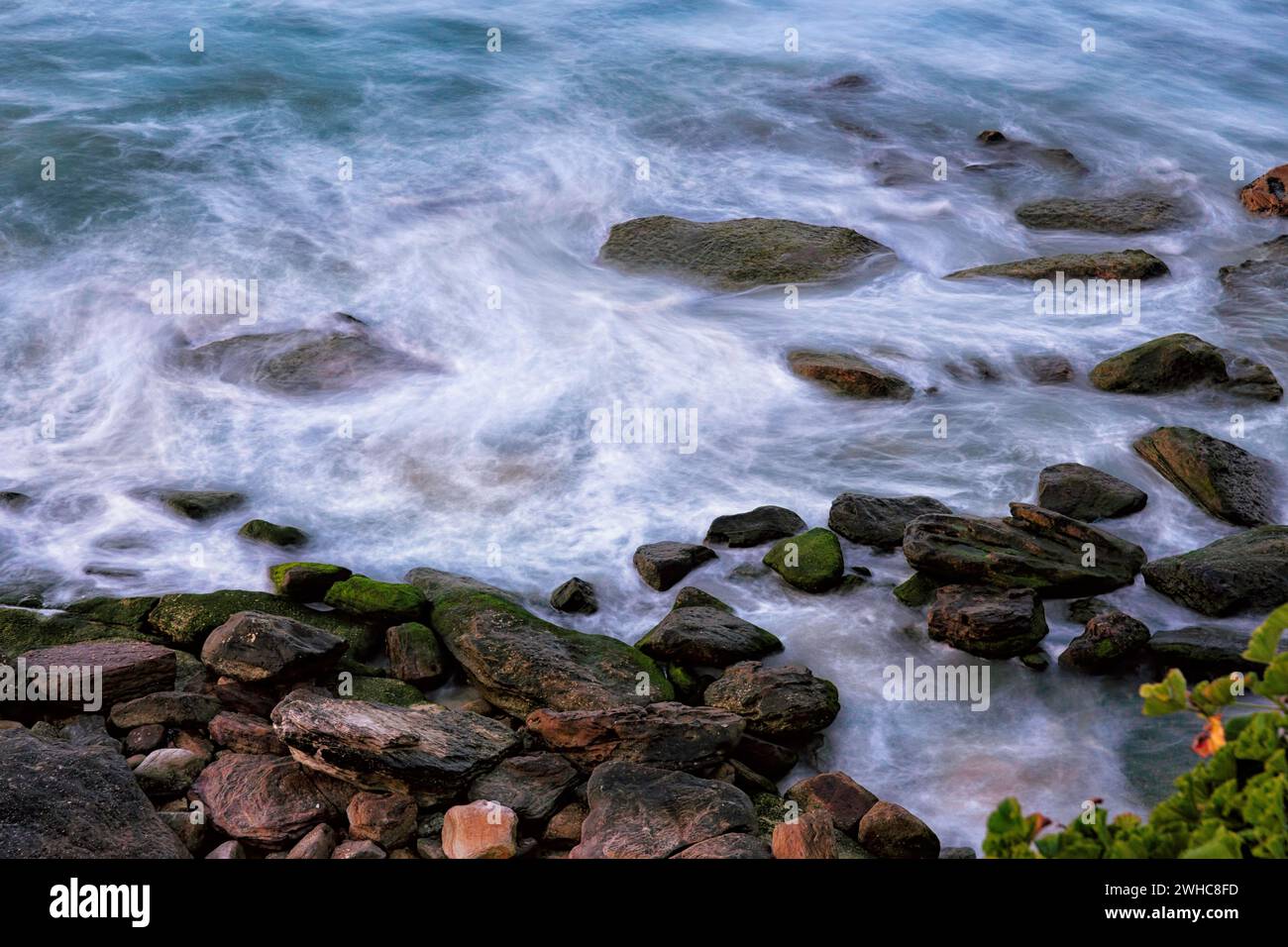 Shoreline waves hi-res stock photography and images - Alamy