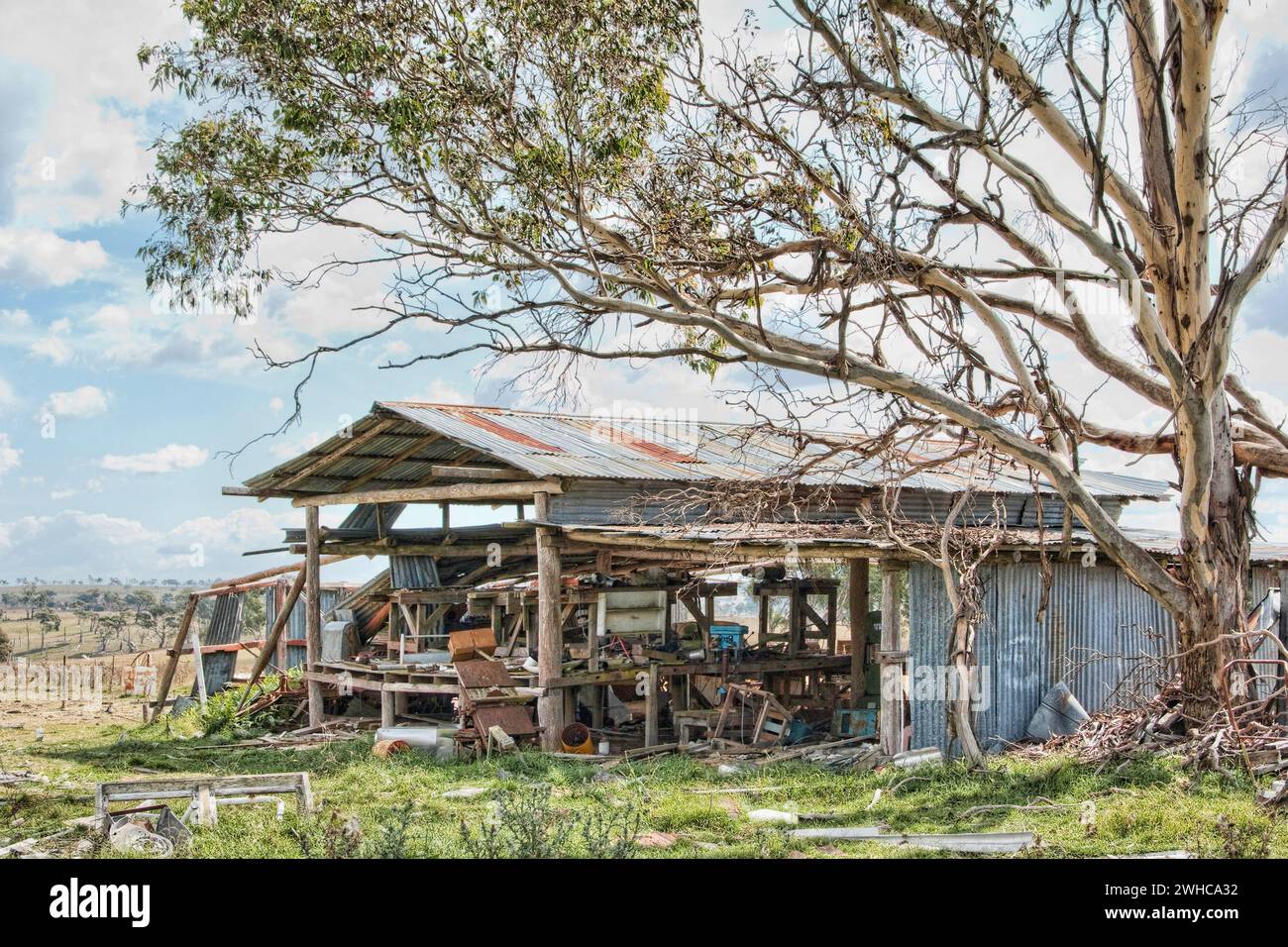 Old farm shed falling apart Stock Photo - Alamy