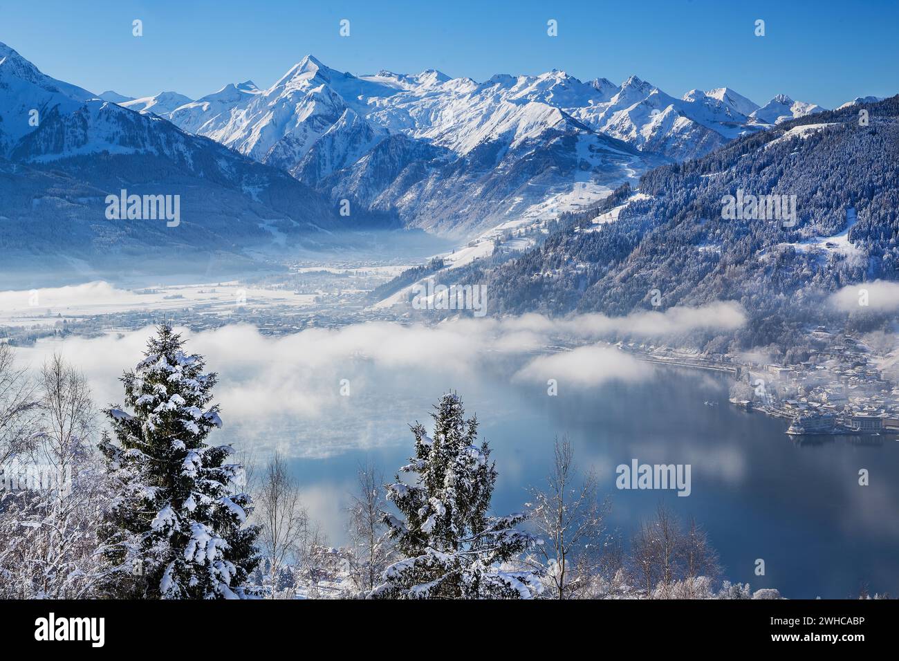Winter panorama of Lake Zell in morning fog with the Kitzsteinhorn 3203m in the Hohe Tauern, Thumersbach, district of Zell an See, Salzachtal, Hohe Stock Photo
