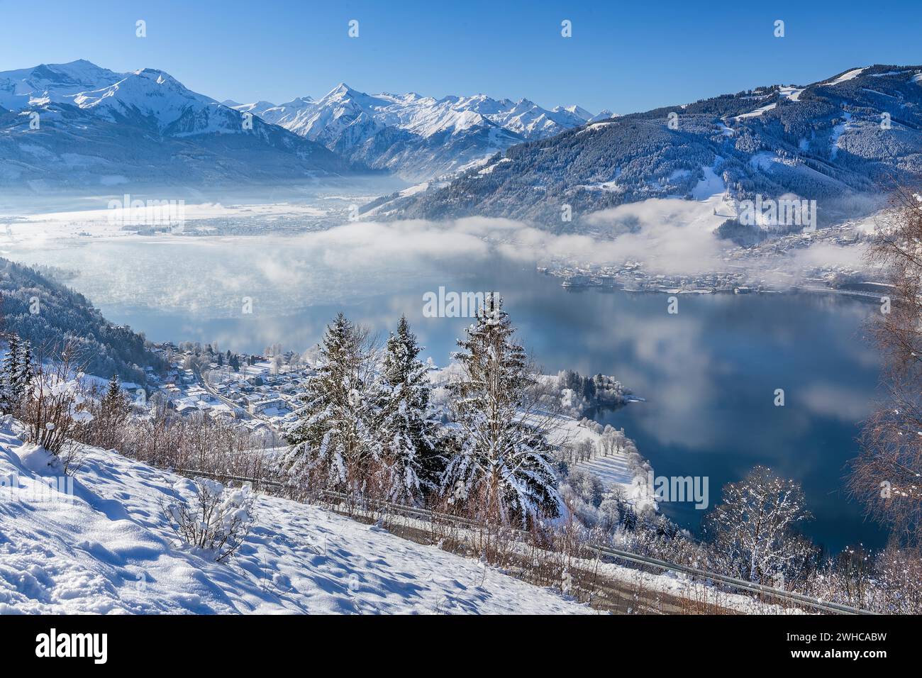 Winter panorama of Lake Zell in morning fog with the Kitzsteinhorn 3203m in the Hohe Tauern, Thumersbach, district of Zell an See, Salzachtal, Hohe Stock Photo