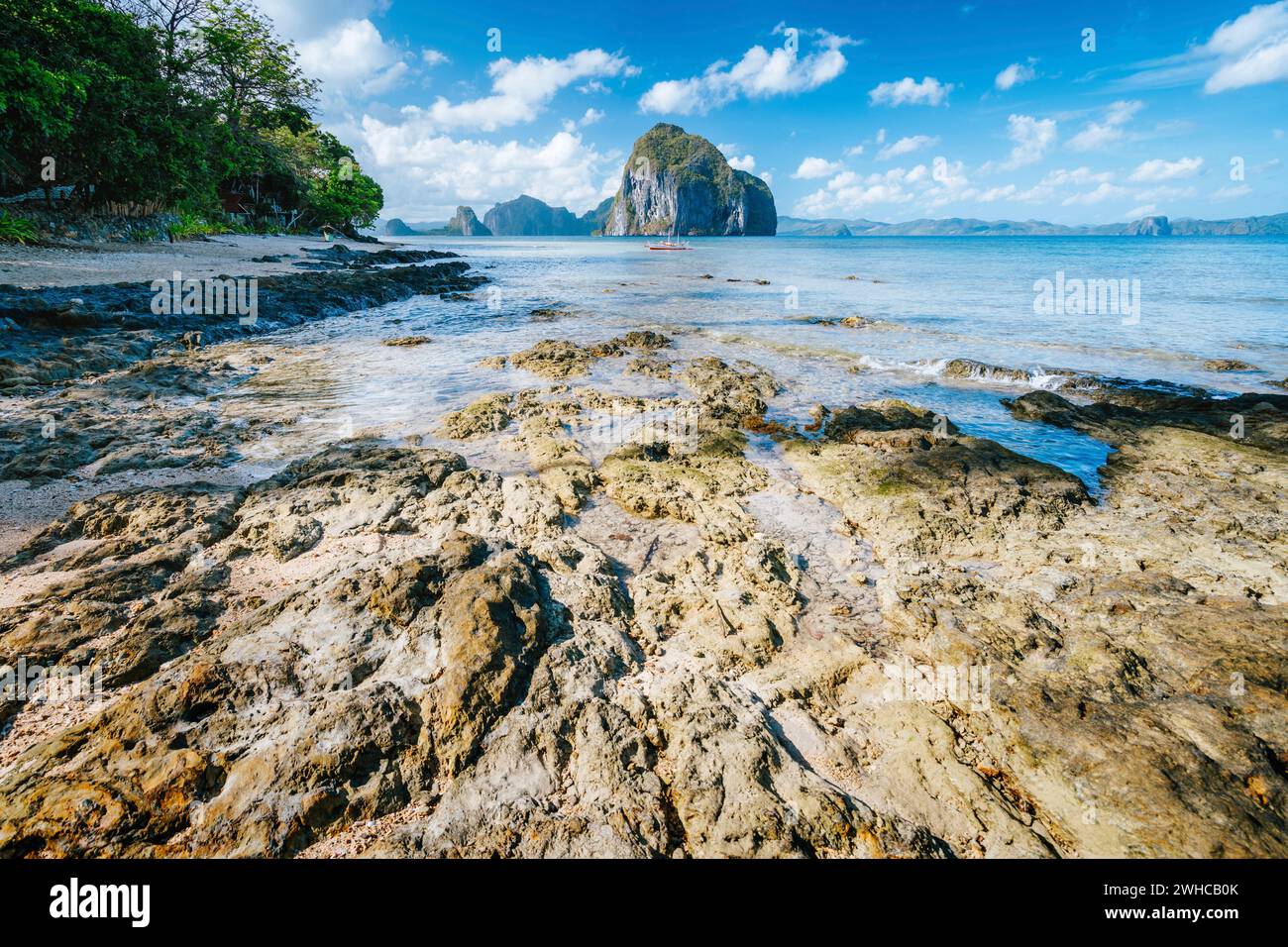 Seascape of tropical Pinagbuyutan island. Dreamlike landscape scenery at El Nido, Palawan, Philippines. Stock Photo