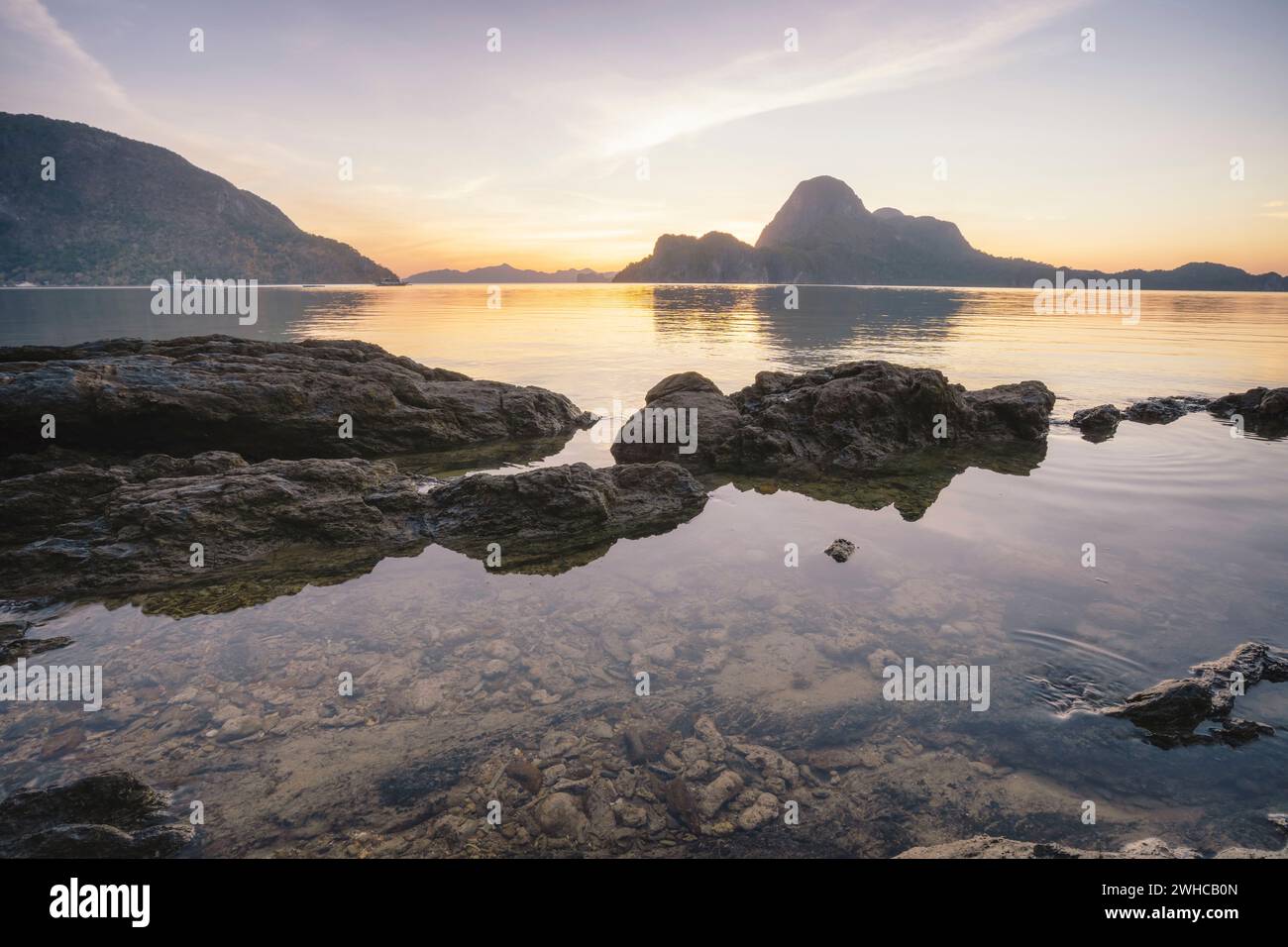 Sunset in El Nido, beautiful Cadlao island and low tide with surface reflection in foreground. .Palawan island, Philippines Stock Photo