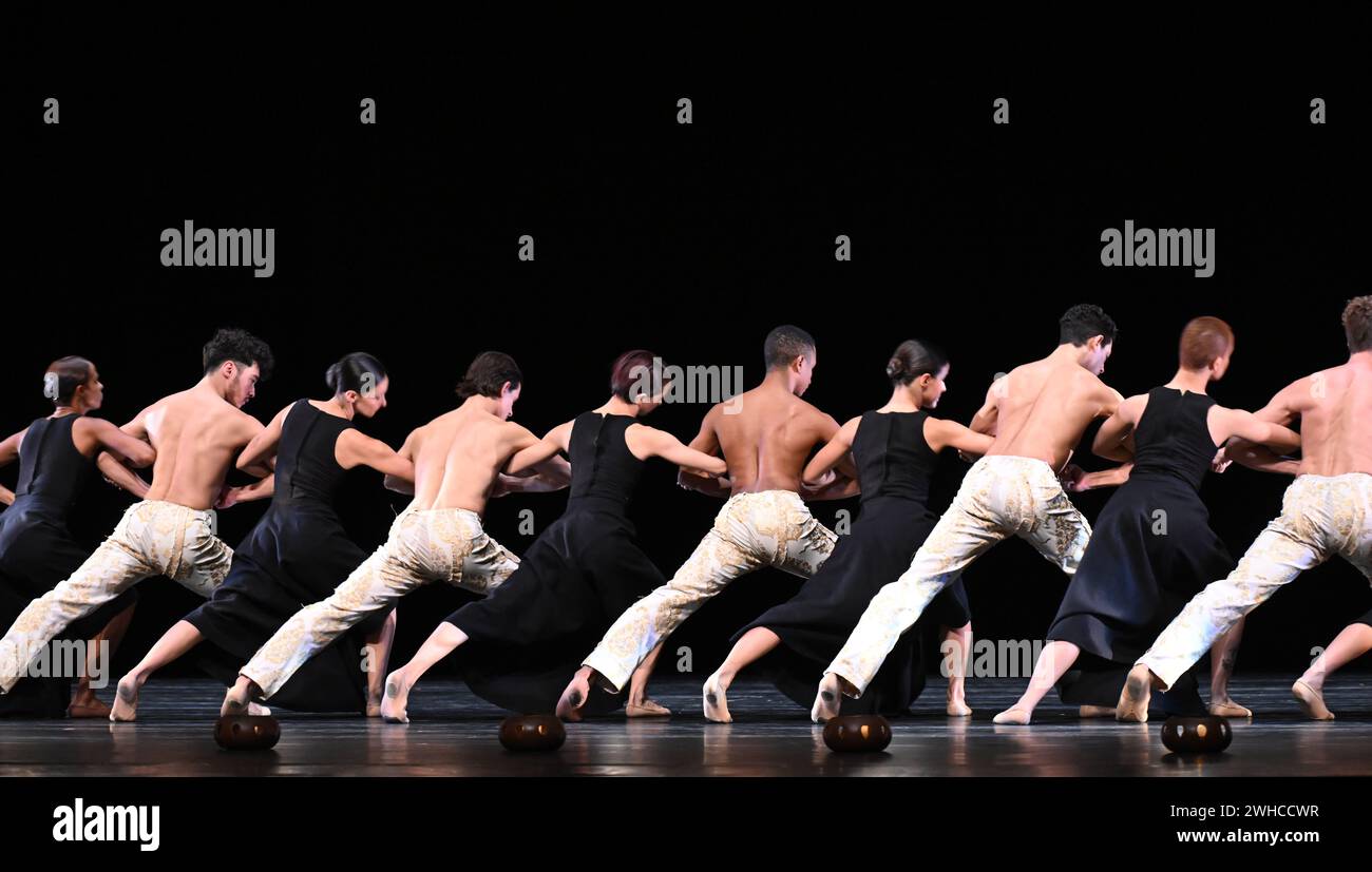 Sadlers Wells, London, UK. 9th Feb, 2024. Dress rehearsal of São Paulo Dance Company ahead of its UK and London debut at Sadler's Wells. Gnawa is a dancework under the spell of the hypnotic, ritualistic music of North Africa. Duato was inspired by the mystical Islamic fellowship of the Gnawa people, brought to North Africa by the Berber as slaves. Dancers: Ammanda Rosa, Ana Roberta Teixeira, Alex Akapohi, Carolina Pegurelli, Clara Judithe, Daniel Reca, Gabrielly Juvêncio, Hiago Castro, Joca Antunes, Kaynan Oliveira, Luiza Yuk, Matheus Queiroz, Nielson Souza, Pamella Rocha. Credit: Malcolm Park Stock Photo