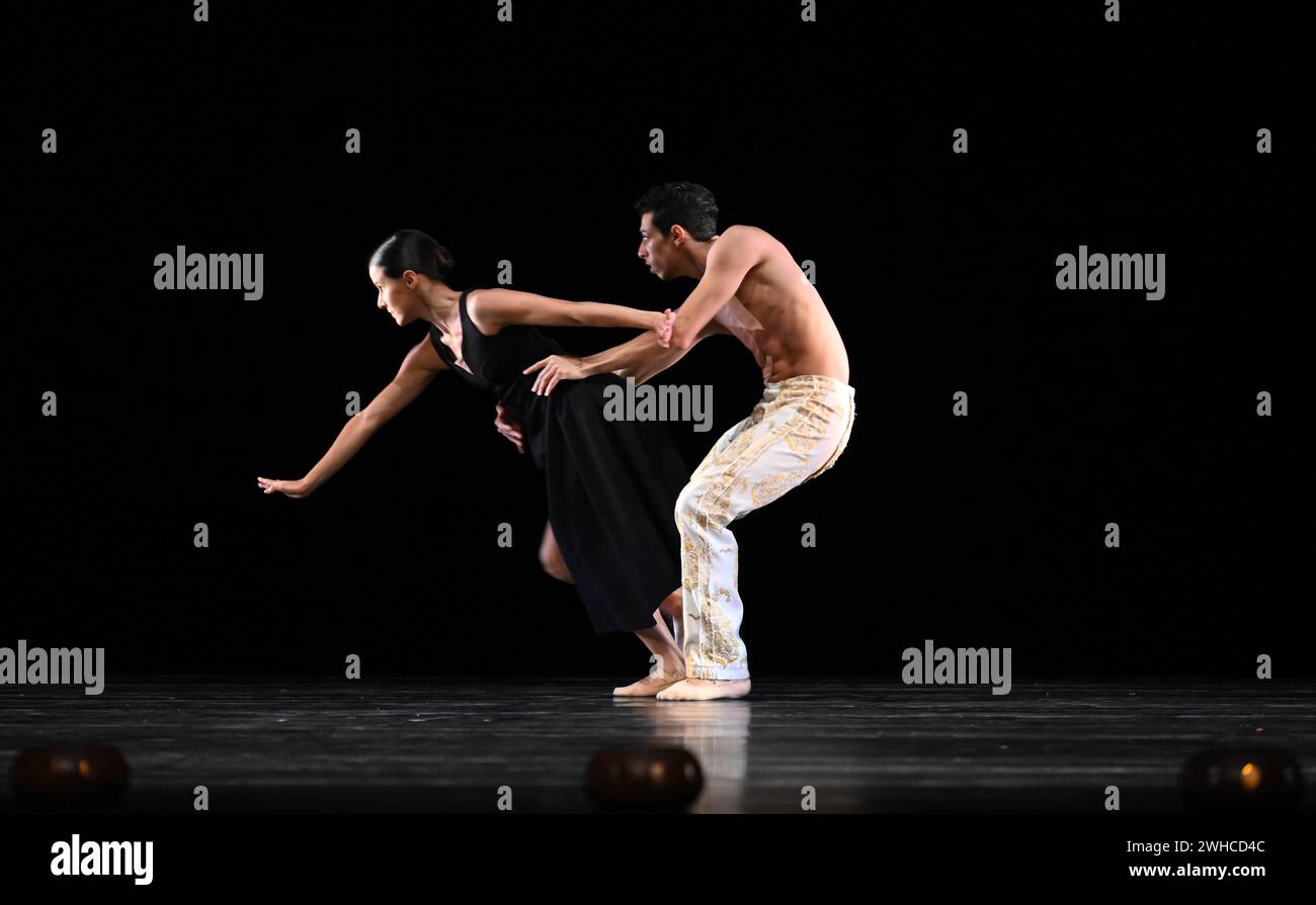 Sadlers Wells, London, UK. 9th Feb, 2024. Dress rehearsal of São Paulo Dance Company ahead of its UK and London debut at Sadler's Wells. Gnawa is a dancework under the spell of the hypnotic, ritualistic music of North Africa. Duato was inspired by the mystical Islamic fellowship of the Gnawa people, brought to North Africa by the Berber as slaves. Dancers: Ammanda Rosa, Ana Roberta Teixeira, Alex Akapohi, Carolina Pegurelli, Clara Judithe, Daniel Reca, Gabrielly Juvêncio, Hiago Castro, Joca Antunes, Kaynan Oliveira, Luiza Yuk, Matheus Queiroz, Nielson Souza, Pamella Rocha. Credit: Malcolm Park Stock Photo