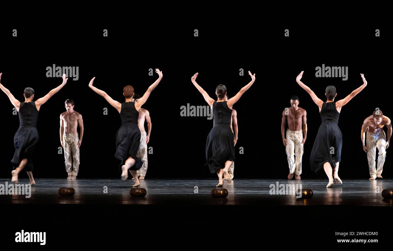 Sadlers Wells, London, UK. 9th Feb, 2024. Dress rehearsal of São Paulo Dance Company ahead of its UK and London debut at Sadler's Wells. Gnawa is a dancework under the spell of the hypnotic, ritualistic music of North Africa. Duato was inspired by the mystical Islamic fellowship of the Gnawa people, brought to North Africa by the Berber as slaves. Dancers: Ammanda Rosa, Ana Roberta Teixeira, Alex Akapohi, Carolina Pegurelli, Clara Judithe, Daniel Reca, Gabrielly Juvêncio, Hiago Castro, Joca Antunes, Kaynan Oliveira, Luiza Yuk, Matheus Queiroz, Nielson Souza, Pamella Rocha. Credit: Malcolm Park Stock Photo