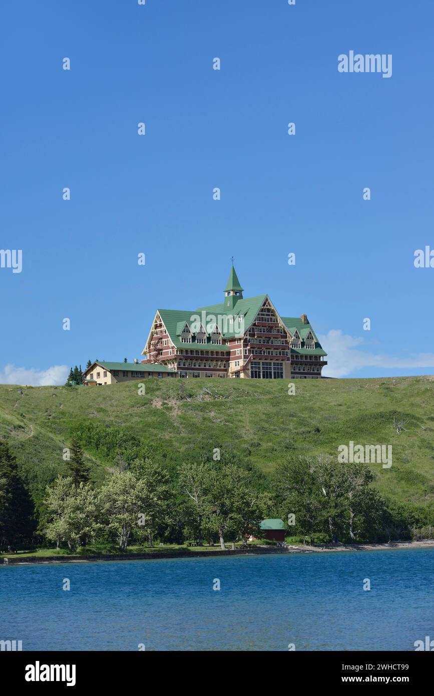 Prince of Wales Hotel and Lake Upper Waterton Lake, Waterton Lakes National Park, Alberta, Canada Stock Photo