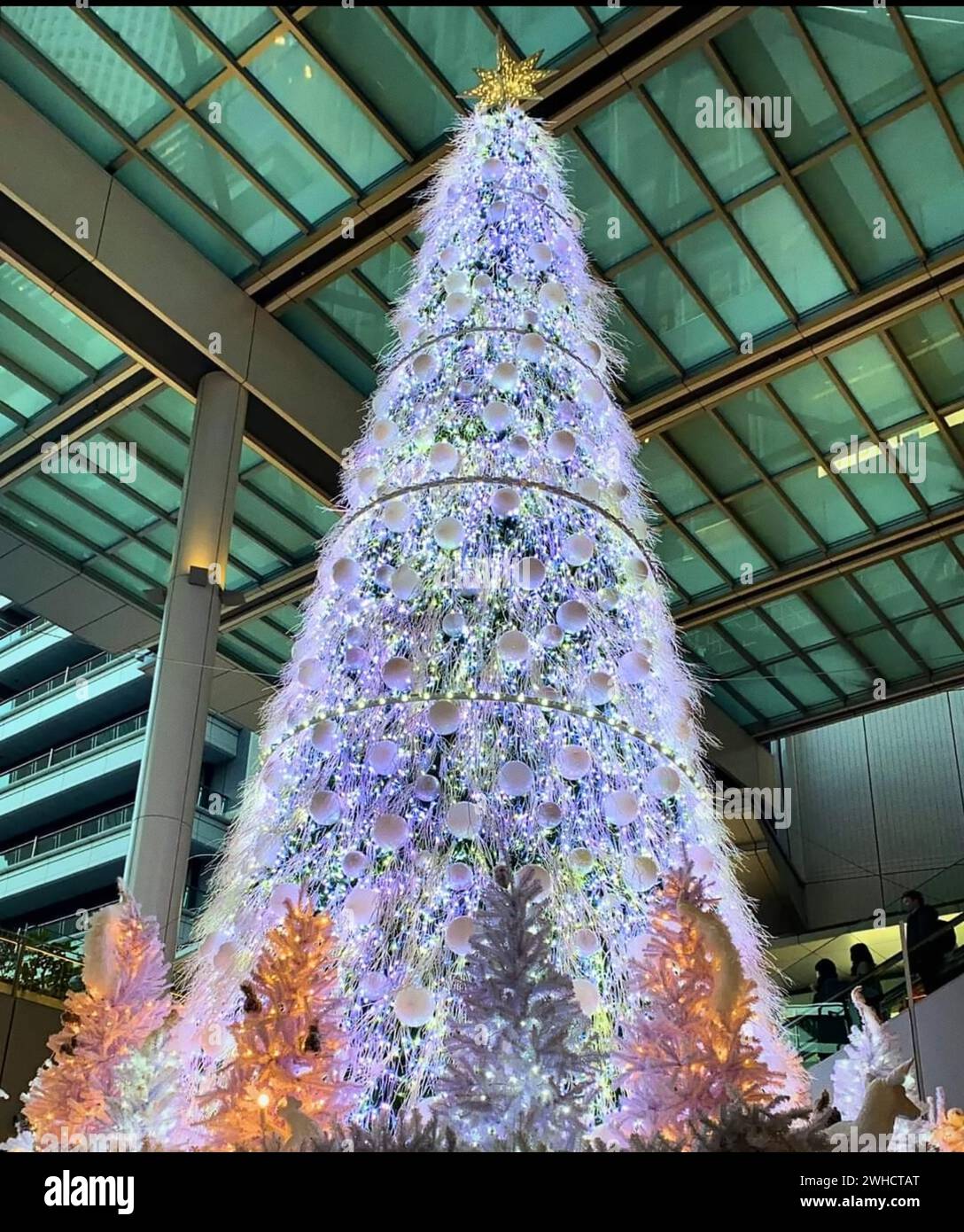 Luxury gold christmas tree decorations hi-res stock photography and ...