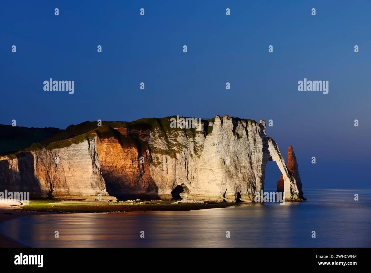 Steep cliffs with the Falaise d'Aval rock gate and the Aiguille díEtretat rock needle at night, Etretat, Alabaster Coast, Seine-Maritime, Normandy, France Stock Photo