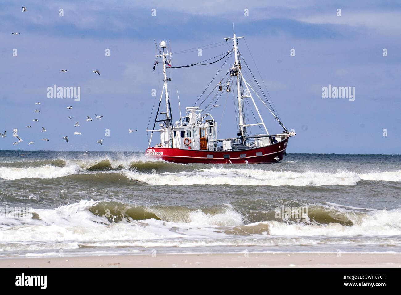 Fishing boat catching fish on the beach of Sueddorf, Amrum Island, 27/05/2021 Stock Photo