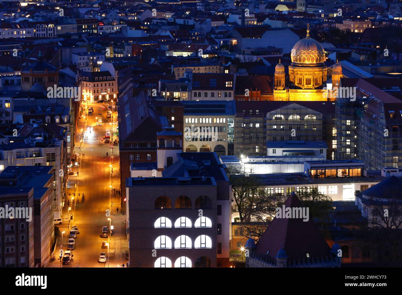 Berlin Mitte in the evening with Tucholskystrasse and the synagogue, 21.04.2021 Stock Photo