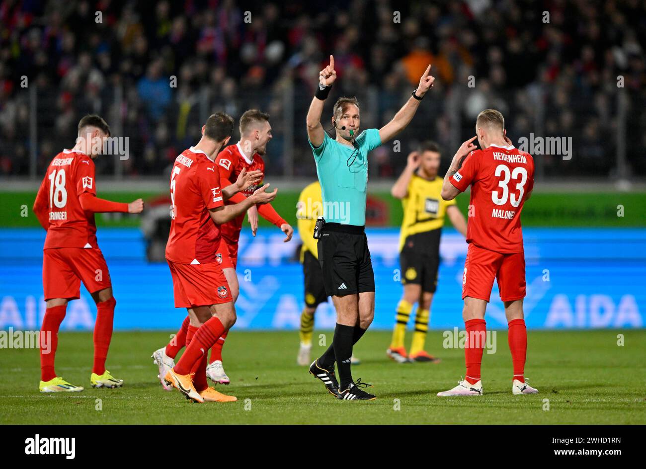 Referee Bastian Dankert indicates VAR, video assistant referee, video evidence, video referee, gesture gesture, Voith Arena, Heidenheim Stock Photo