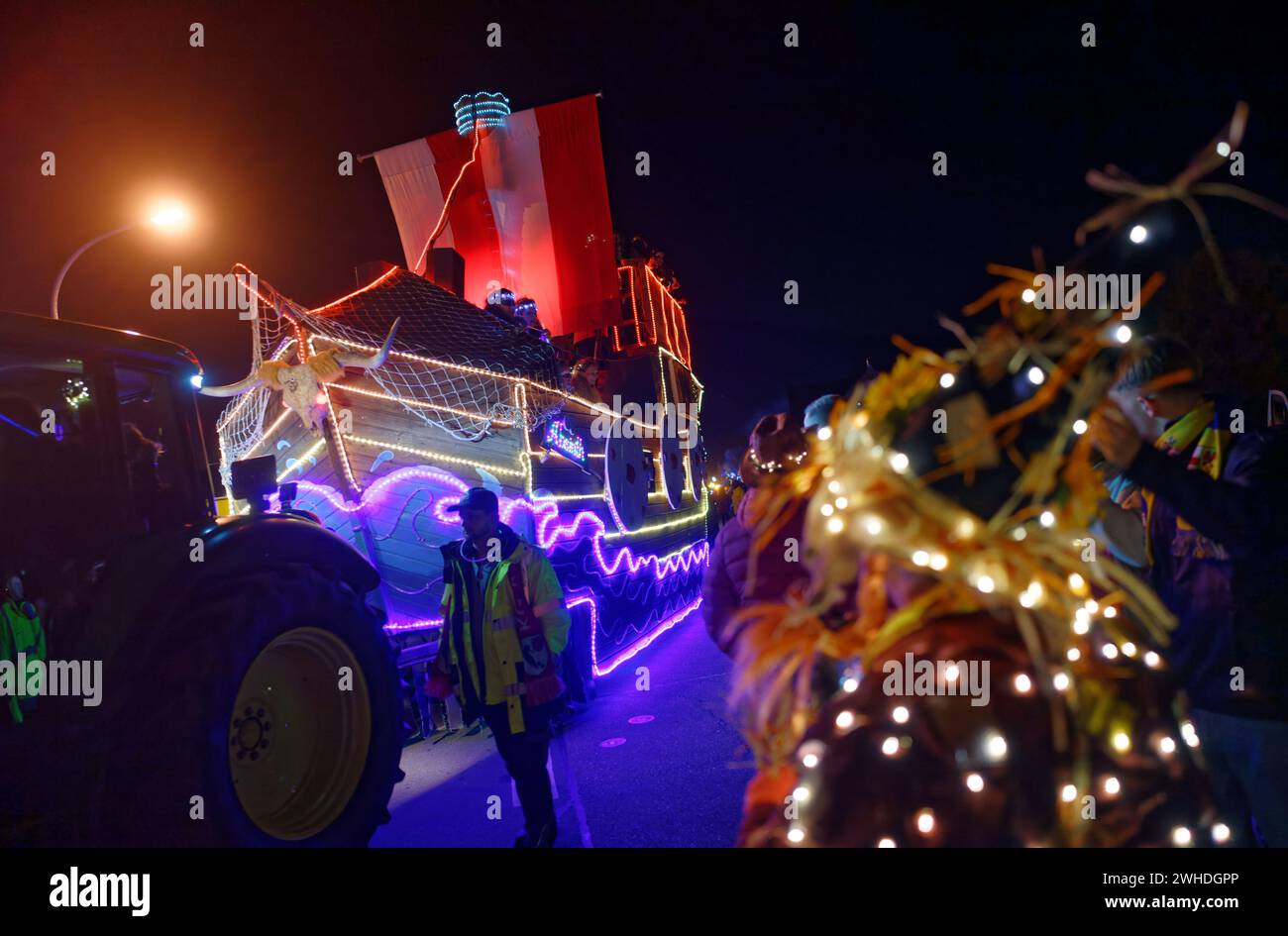 Pirate ship float parade hi-res stock photography and images - Alamy