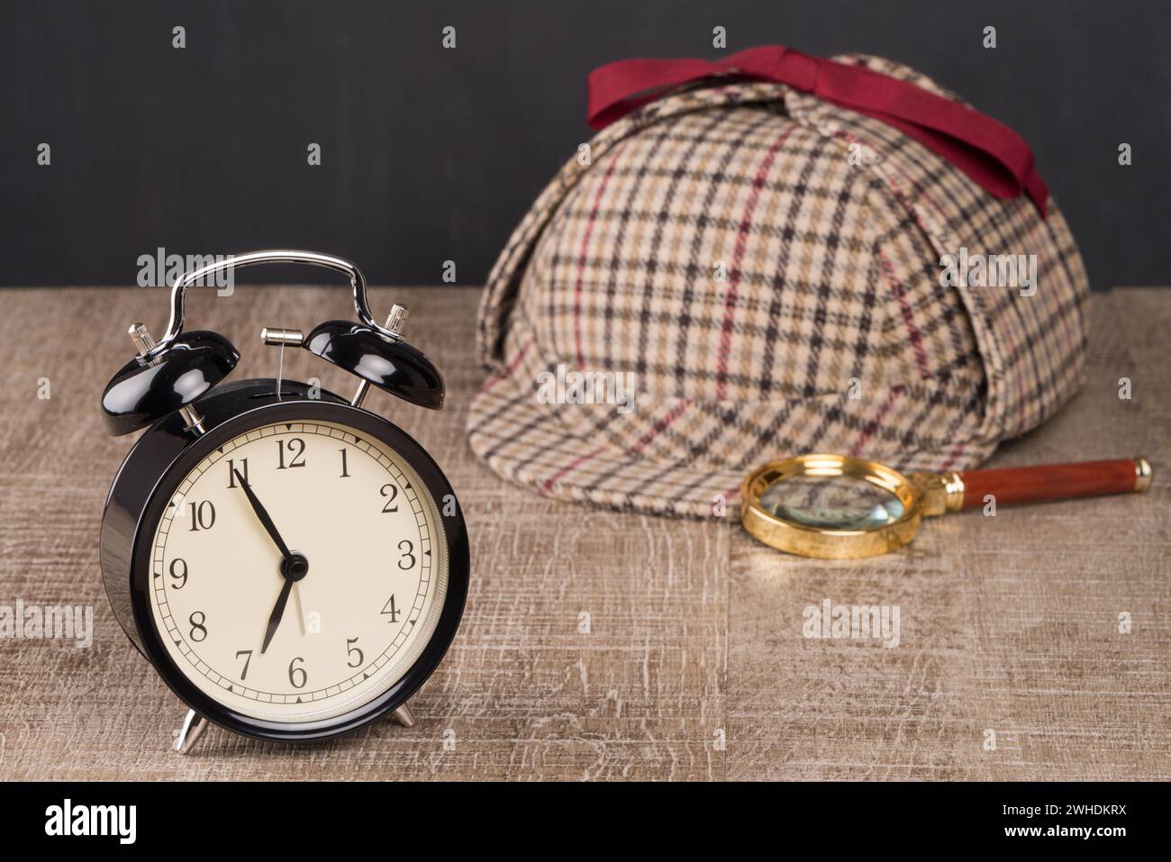 Sherlock holmes magnifying glass hi-res stock photography and images ...