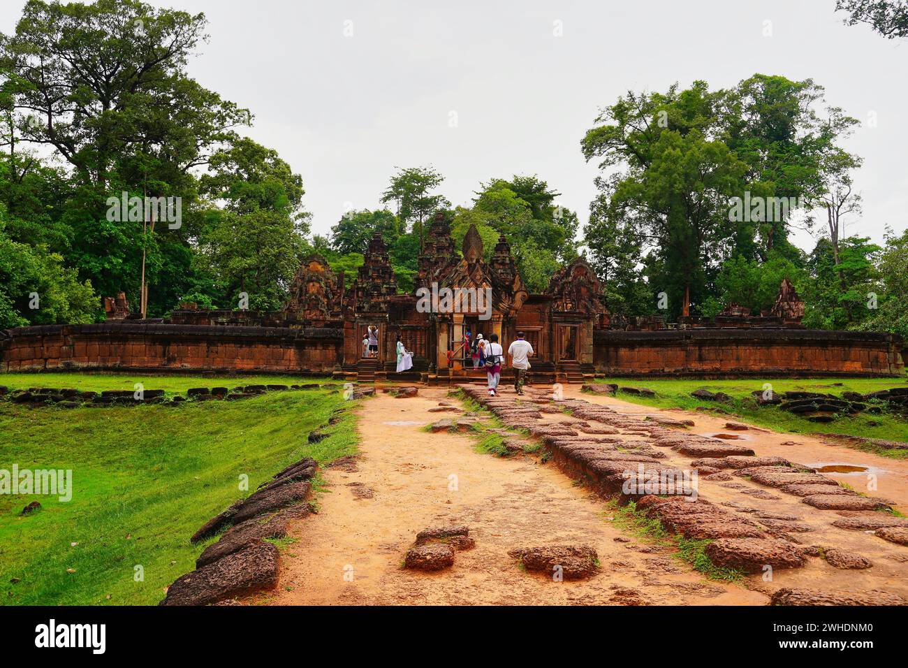 The entrance gate of the 10th century Banteay Srei temple, built by Rajendravarman, a masterpiece of early Khmer architecture in Siem Reap Stock Photo