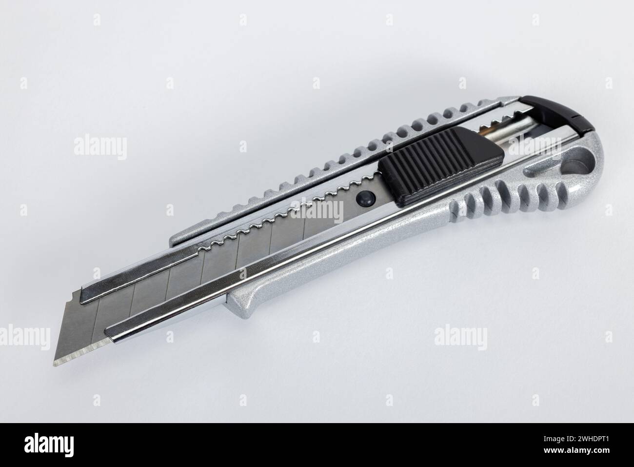 Diecast aluminum cutter knife with 18 mm snapoff blade, white