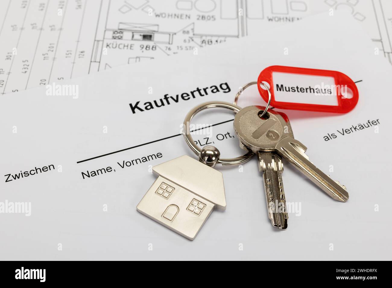 Schö¸sselbund with metal Schö¸sselanö€°nger house, red Schö¸sselanö€°nger, with inscription ëMusterhausë, purchase contract, floor plan, Stock Photo