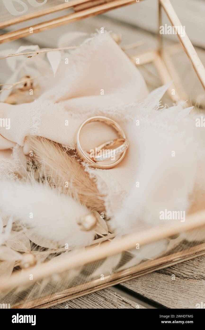 Wedding rings in ring box, boho wedding, dried flowers and pampas grass ...