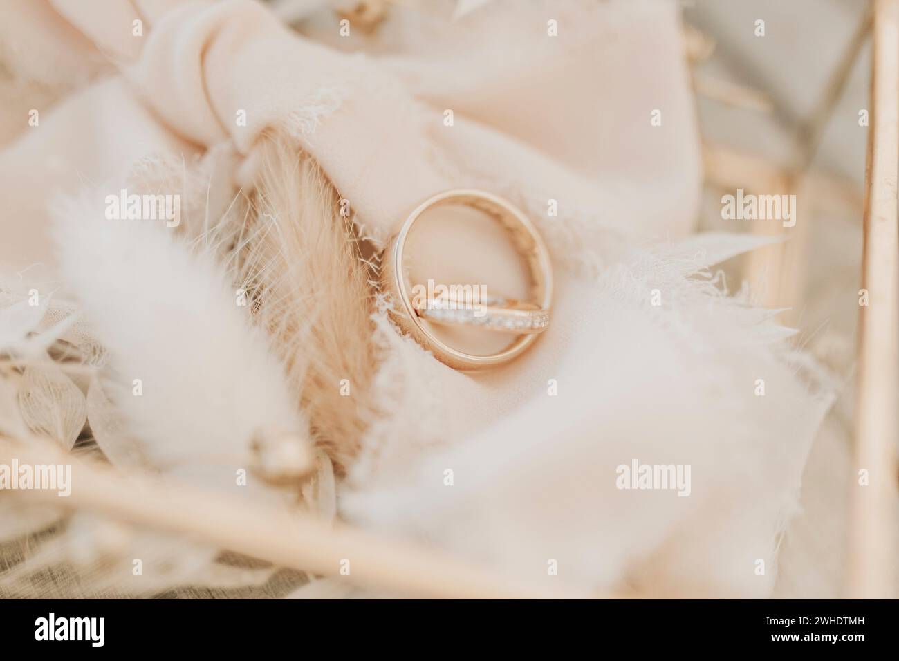 Wedding rings in ring box, boho wedding, dried flowers and pampas grass ...