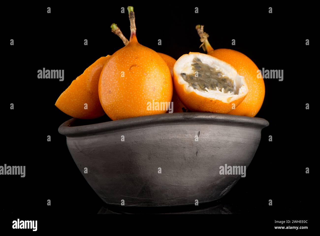 Passion fruit maracuja granadilla Stock Photo - Alamy