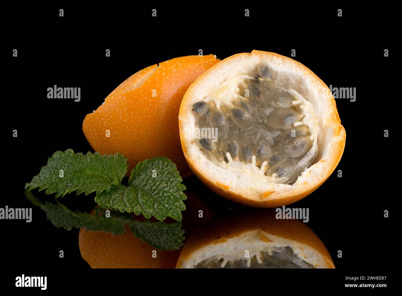 Passion fruit maracuja granadilla Stock Photo - Alamy