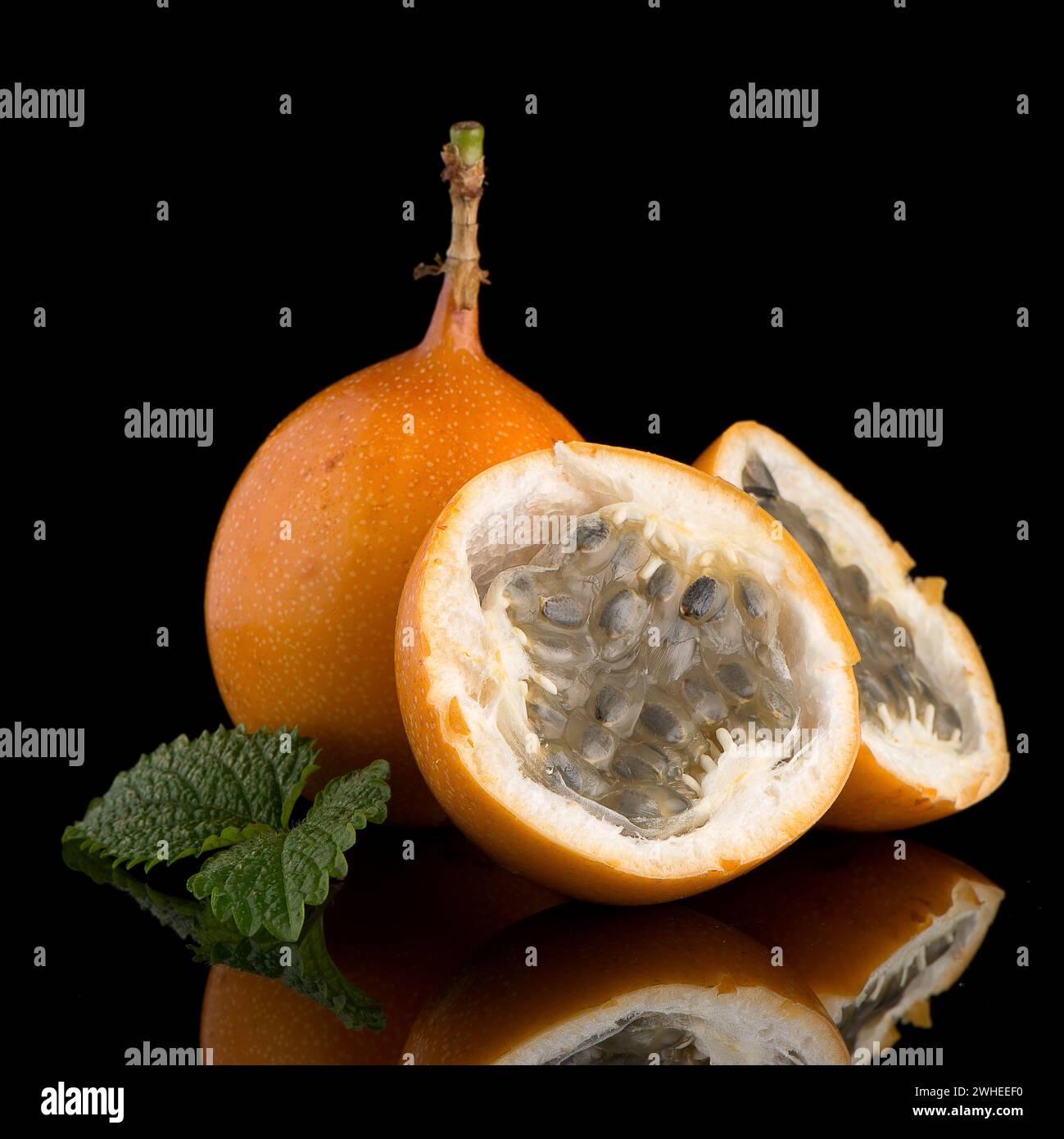Passion fruit maracuja granadilla Stock Photo - Alamy