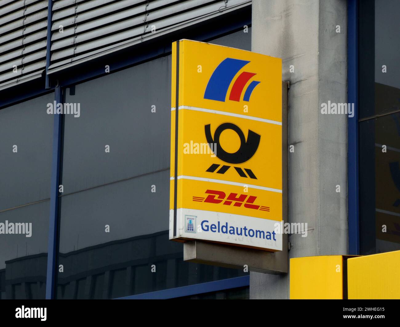 Logo, Schriftzug der Postbank Finanzcenter an einer Filiale mit