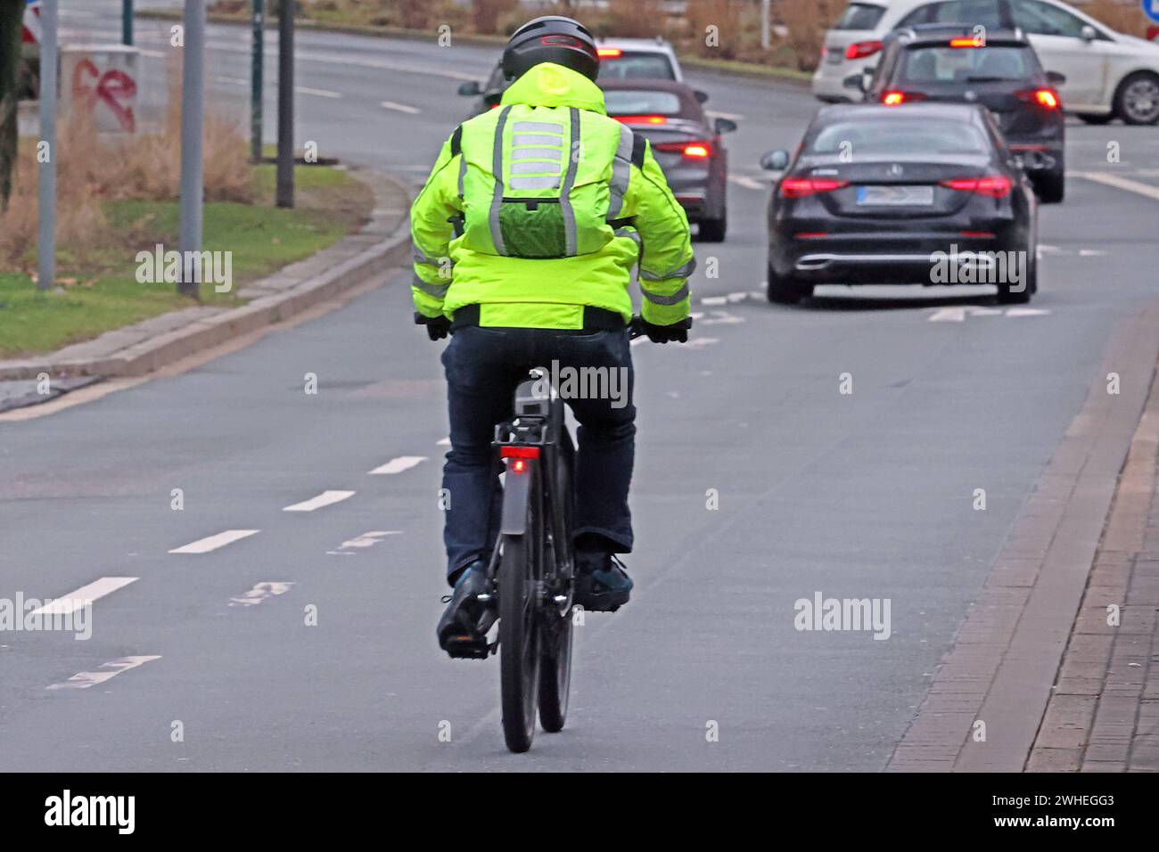 Fahrradfahrer und Motorfahrzeuge auf engem Raum Radfahrer auf einer stark befahrenen Straße