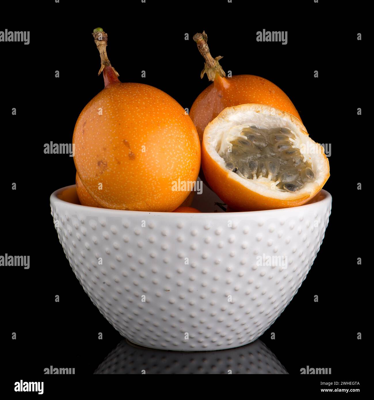 Passion fruit maracuja granadilla Stock Photo - Alamy