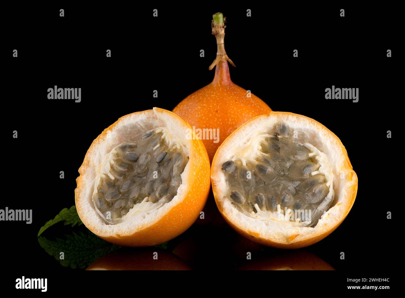 Passion fruit maracuja granadilla Stock Photo - Alamy