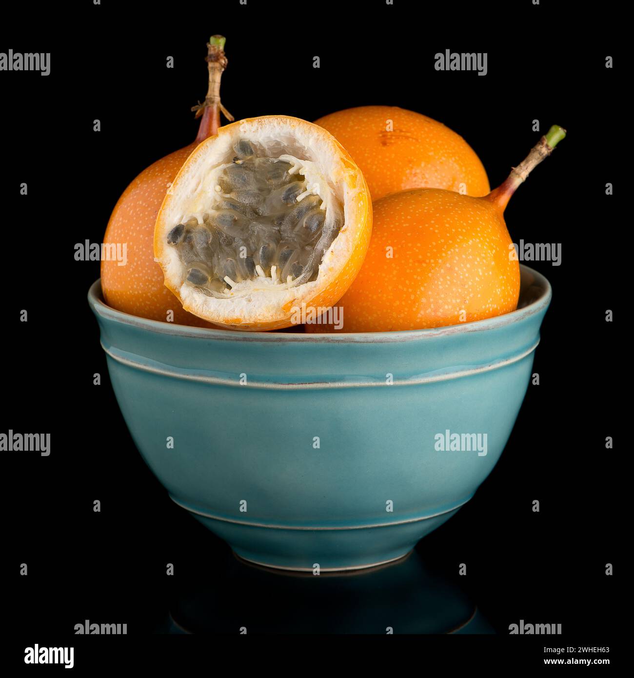 Passion fruit maracuja granadilla Stock Photo - Alamy