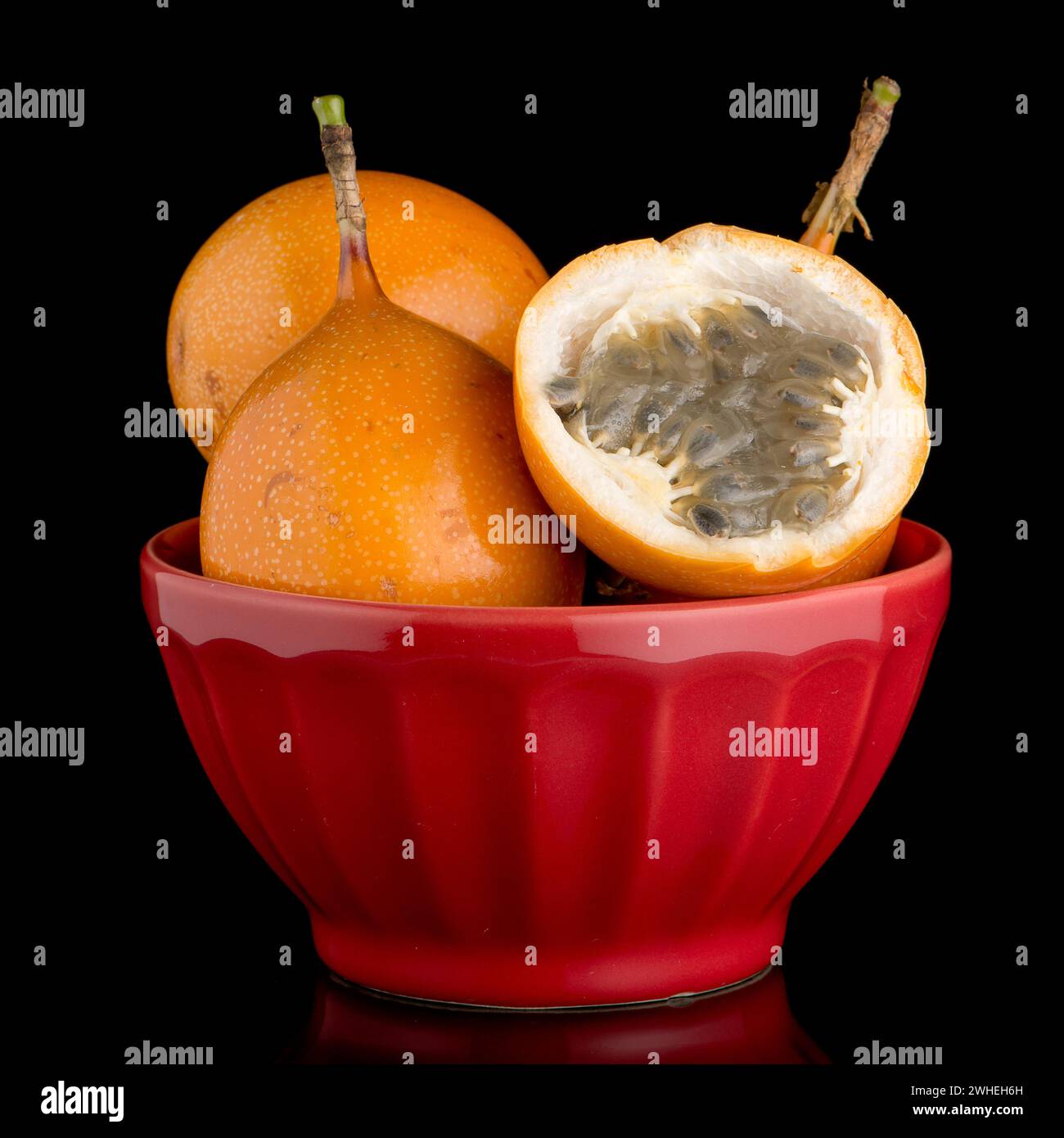 Passion fruit maracuja granadilla Stock Photo - Alamy