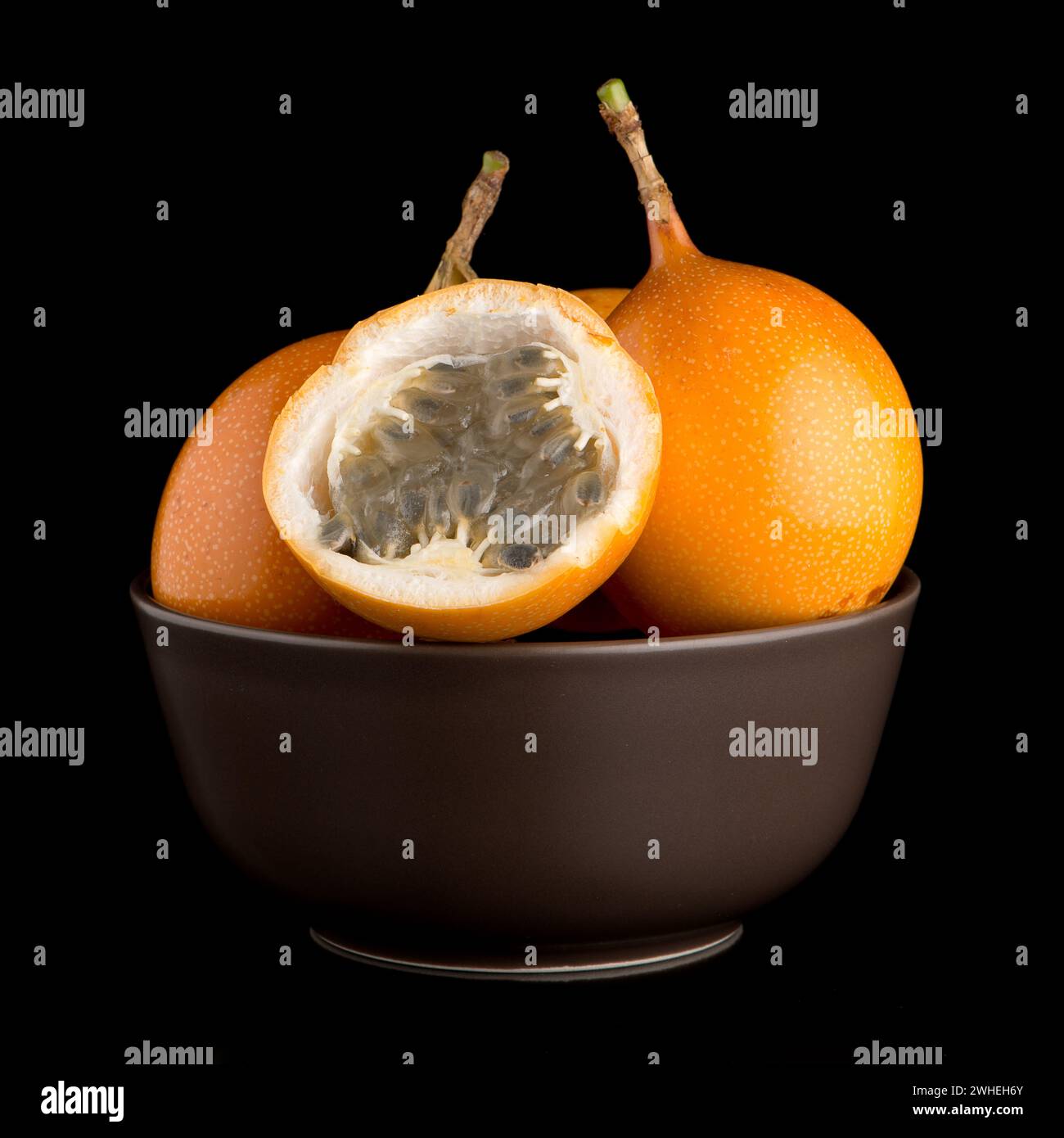 Passion fruit maracuja granadilla Stock Photo - Alamy