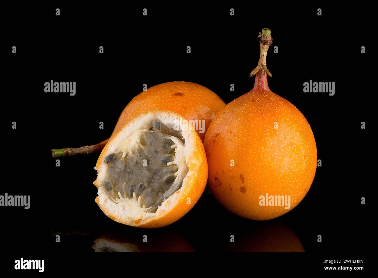 Passion fruit maracuja granadilla Stock Photo - Alamy