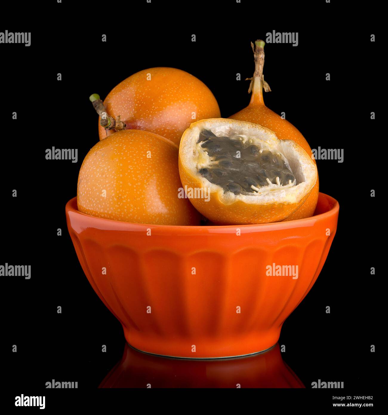 Passion fruit maracuja granadilla Stock Photo - Alamy