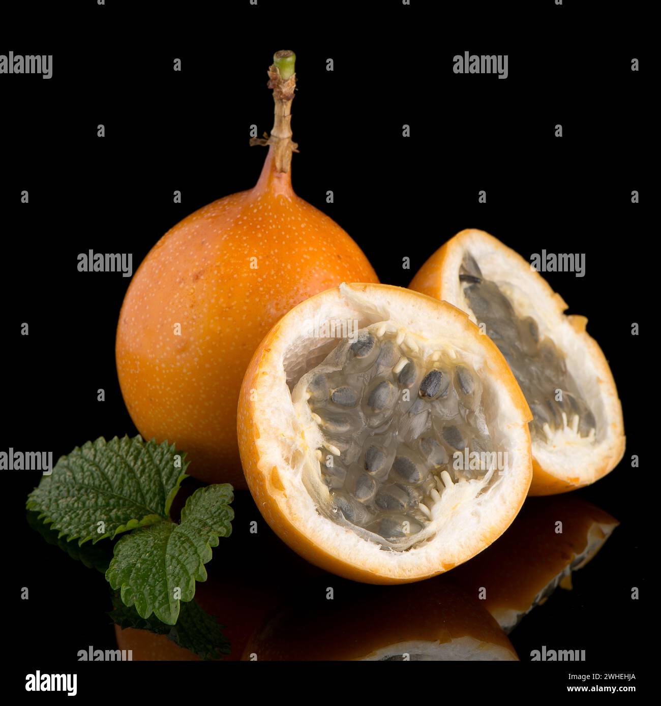 Passion fruit maracuja granadilla Stock Photo - Alamy